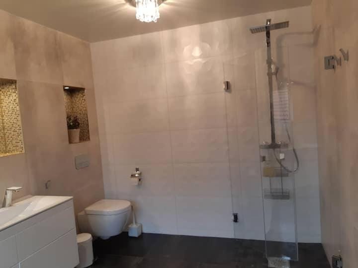 Lyxigt rum med eget/badrum med spa känsla Apartment in Västra Götaland County
