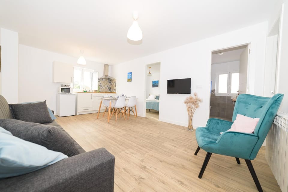 Communal lounge/ TV room, TV and multimedia, Kitchen or kitchenette, Living room, Seating area, Dining area, minibar, stove