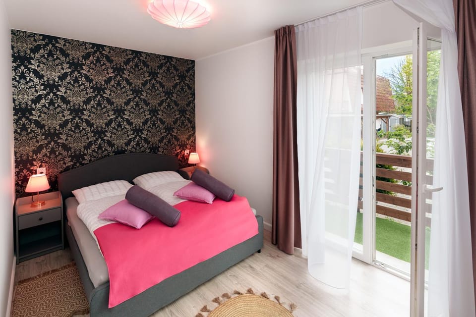 Bed, Balcony/Terrace, Photo of the whole room, Bedroom