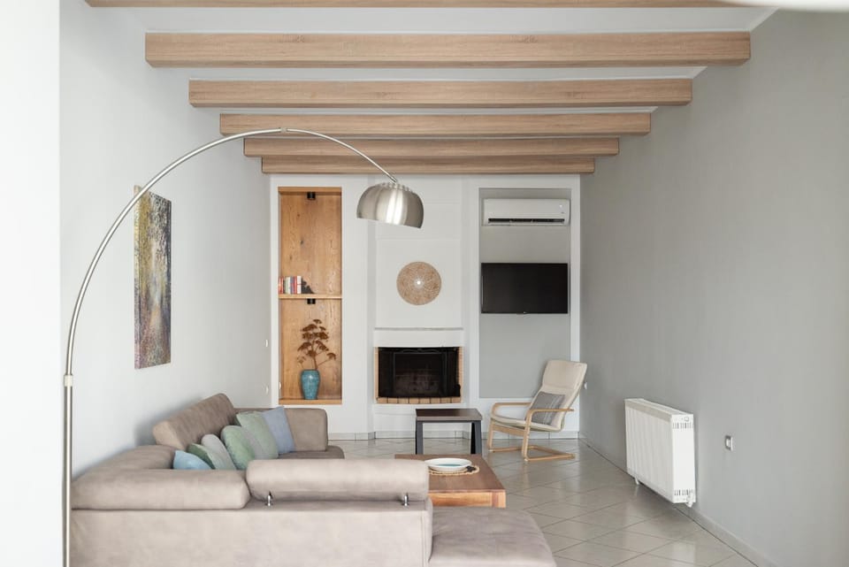 Communal lounge/ TV room, TV and multimedia, Living room, Seating area, air conditioner