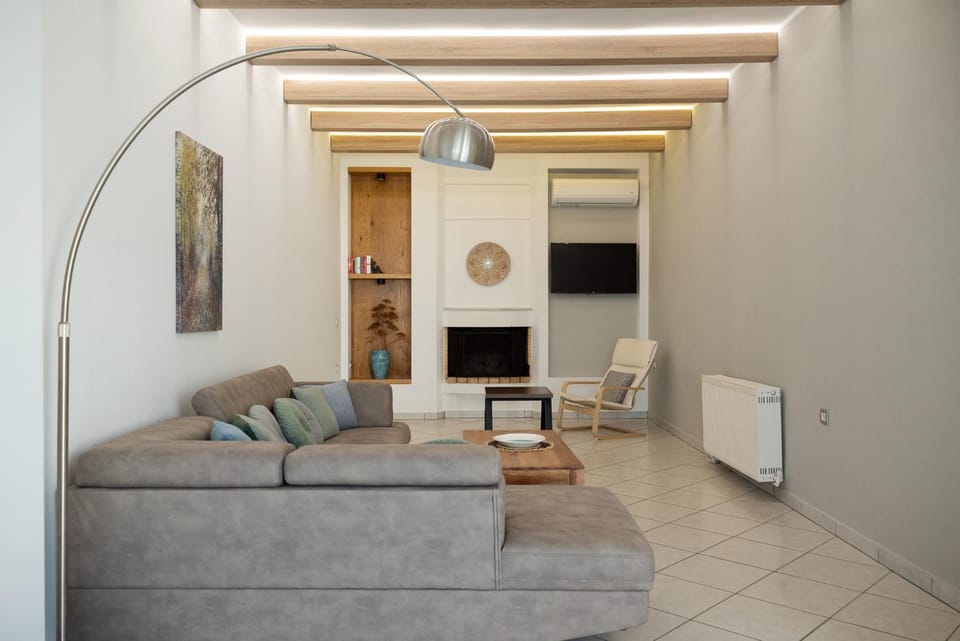Communal lounge/ TV room, TV and multimedia, Living room, Seating area, Evening entertainment