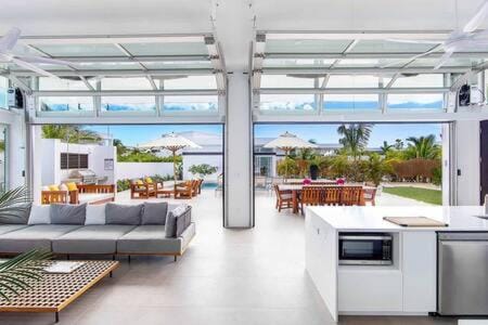 TOP Rated Private Villa with Pool, Beach Access, Resort Amenities - White Villas v10 Villa in Grace Bay