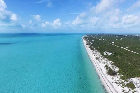 TOP Rated Private Villa with Pool, Beach Access, Resort Amenities - White Villas v10 Villa in Grace Bay