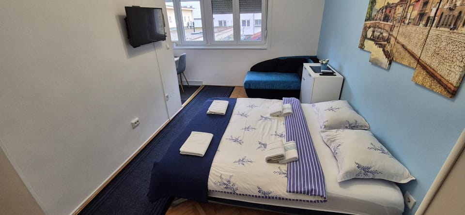 Bed, towels