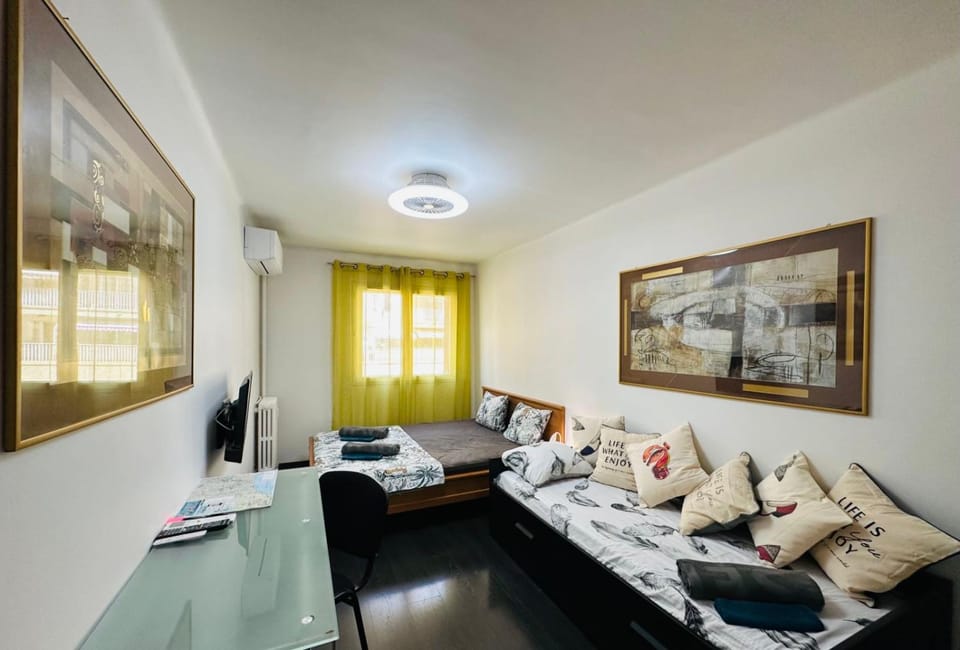 The NICE - 3 rooms, 3air cond, 3TV, 3fans, 2 wc, WIfi everywhere 5min aeroport, train, beach, 1min tram, 15 min centre, port, parking possible Apartment in Nice