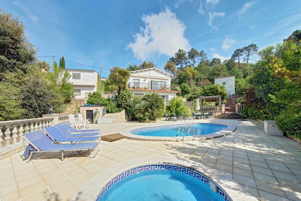 On site, Area and facilities, Swimming pool
