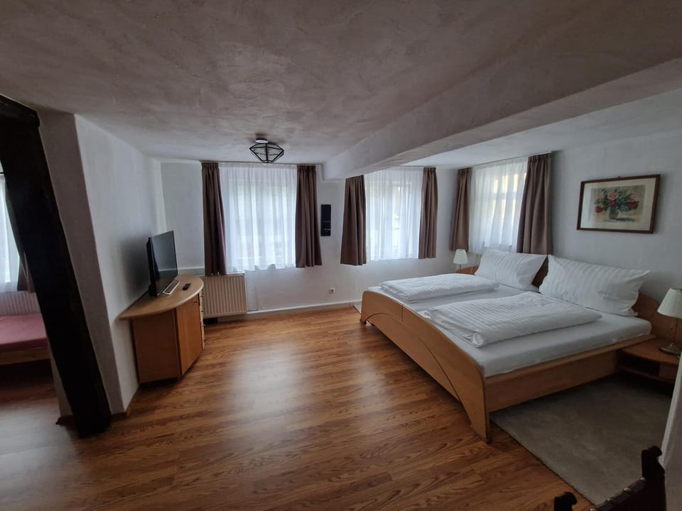 Bed, TV and multimedia, Photo of the whole room, Bedroom