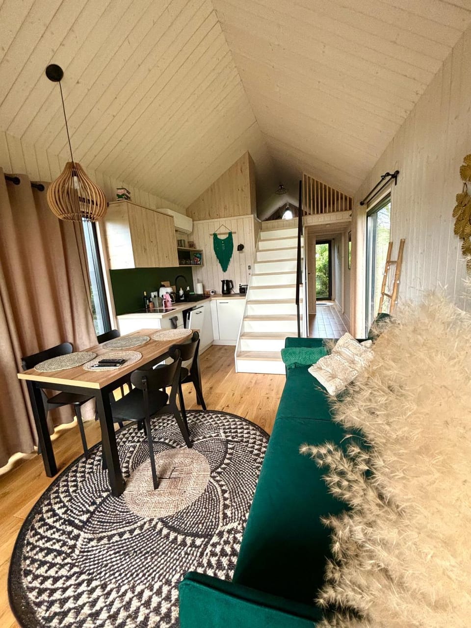 Kitchen or kitchenette, Seating area, Dining area