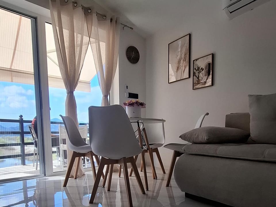 Living room, Seating area, Dining area, air conditioner