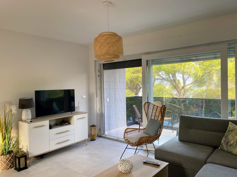 TV and multimedia, Living room, Seating area, Evening entertainment