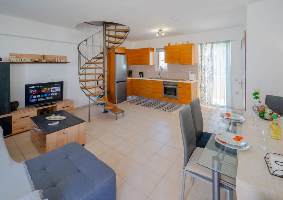 Seating area, Dining area, kitchen