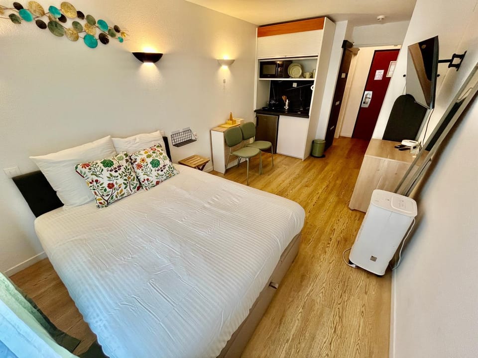 Bed, Photo of the whole room