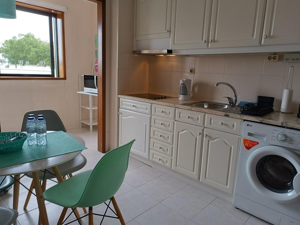 Kitchen or kitchenette, minibar, stove, toaster