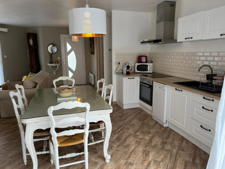 Coffee/tea facilities, Kitchen or kitchenette, Dining area, dishwasher, toaster