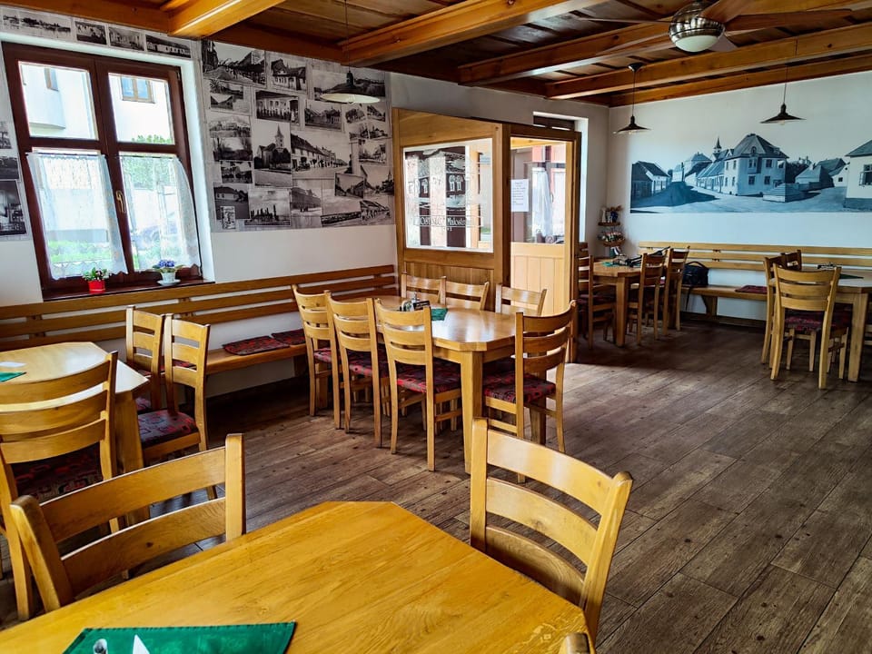 Restaurant/places to eat, Lounge or bar
