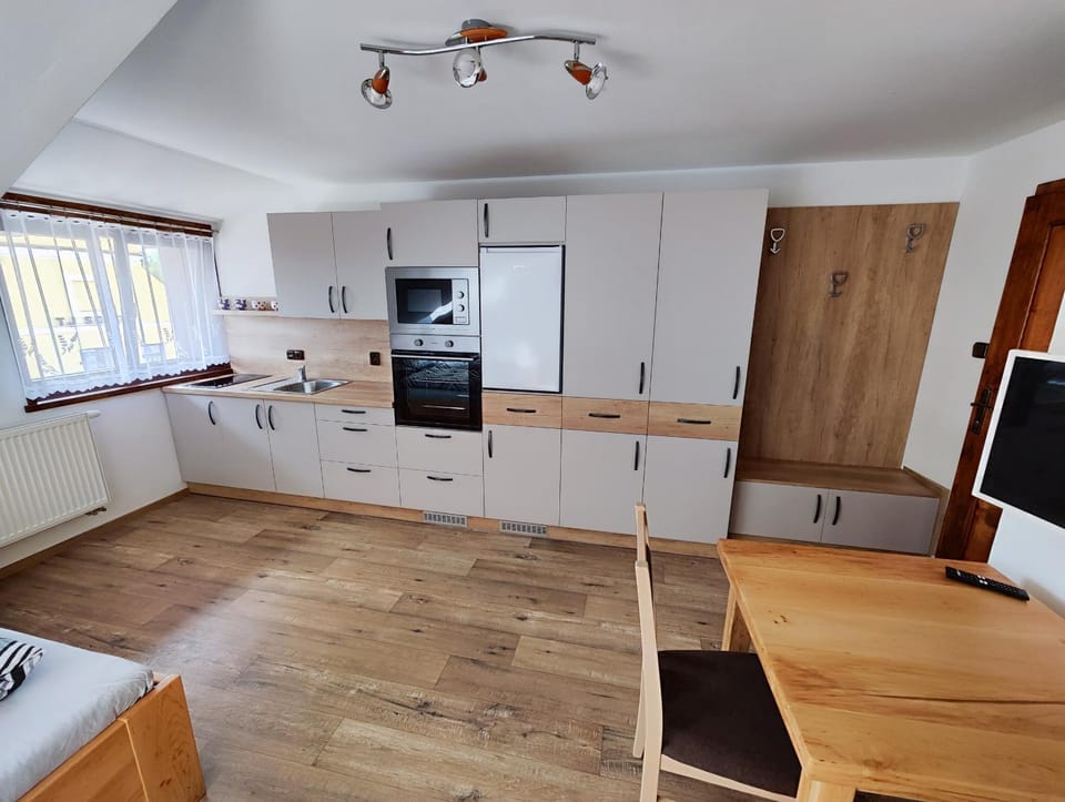 Kitchen or kitchenette, pet friendly, stove