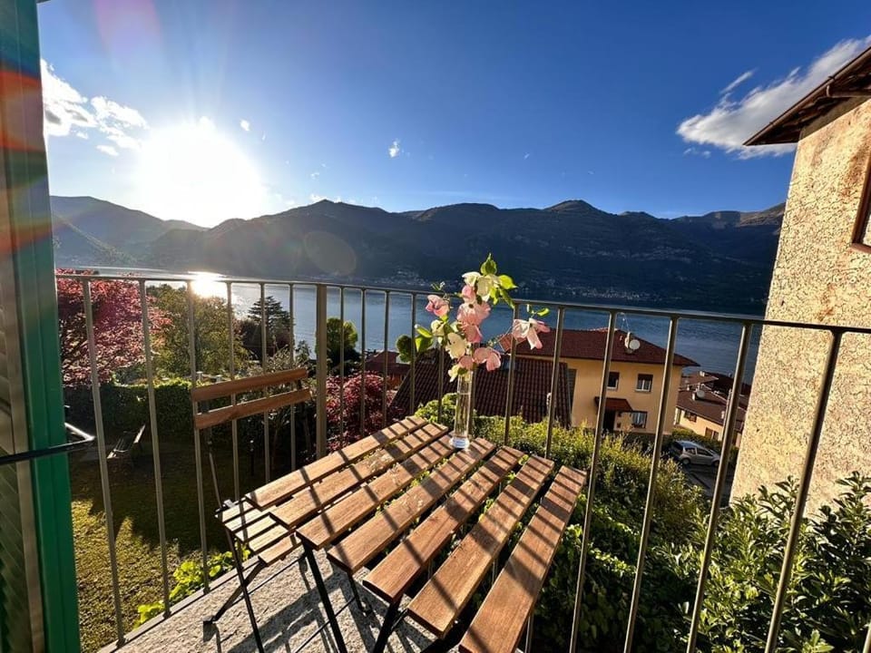Natural landscape, View (from property/room), Balcony/Terrace, Lake view, Mountain view