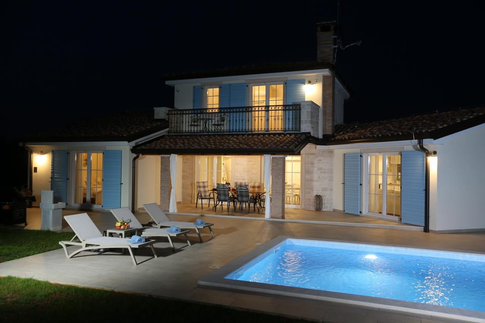 BBQ facilities, Balcony/Terrace, Swimming pool, sunbed