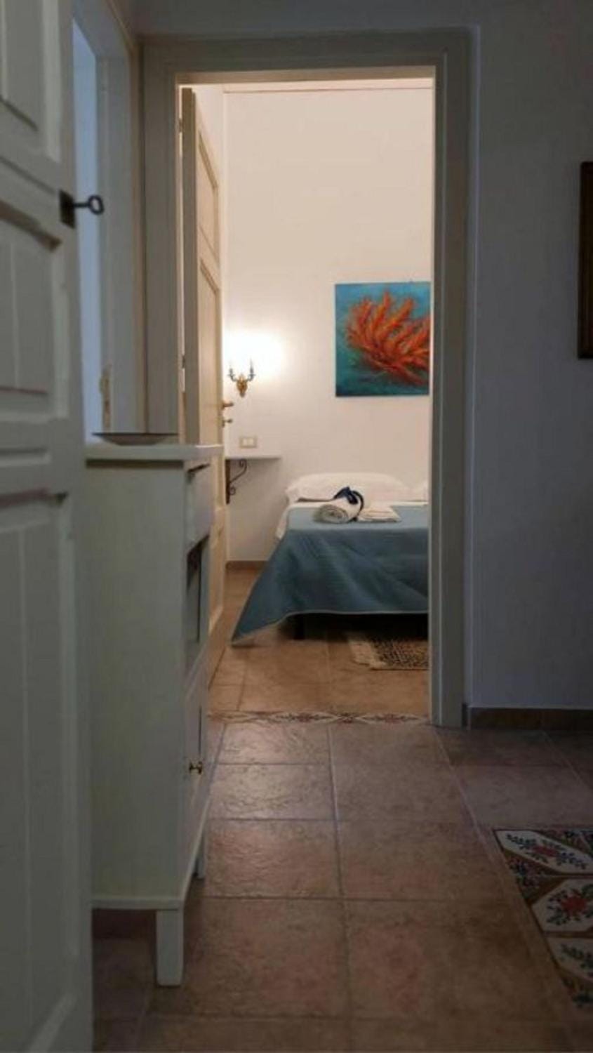 Bed, Photo of the whole room, Bedroom, microwave, towels