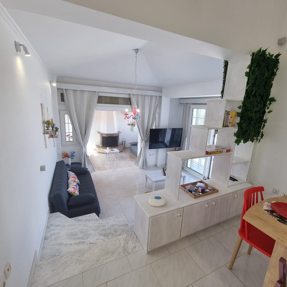 Communal lounge/ TV room, TV and multimedia, Living room, Seating area, hair dresser