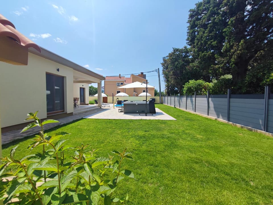 Property building, Day, Natural landscape, Garden, Garden view