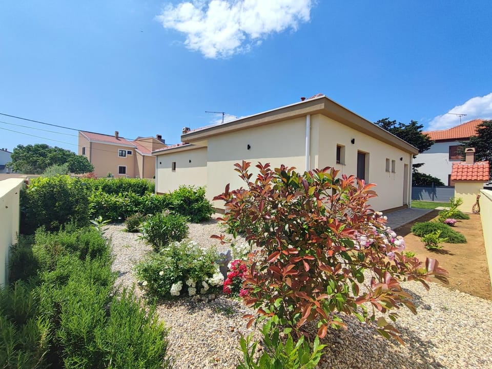 Property building, Day, Garden, Garden view