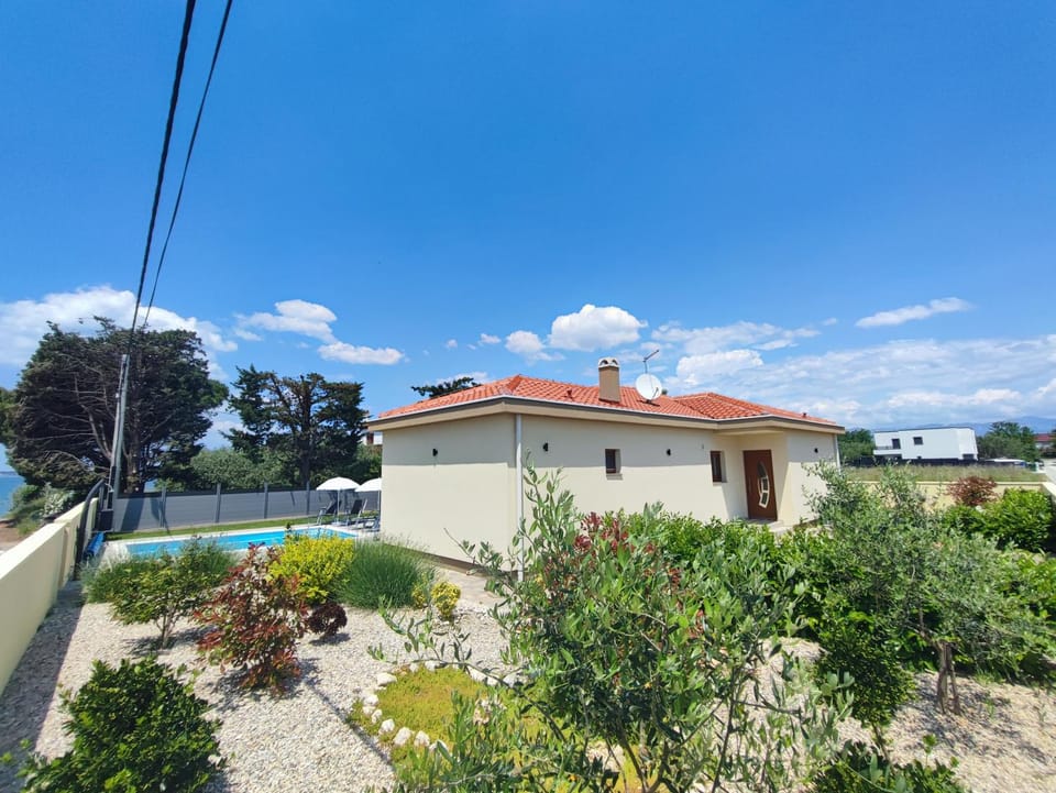 Property building, Day, Garden, Garden view, Pool view, Swimming pool