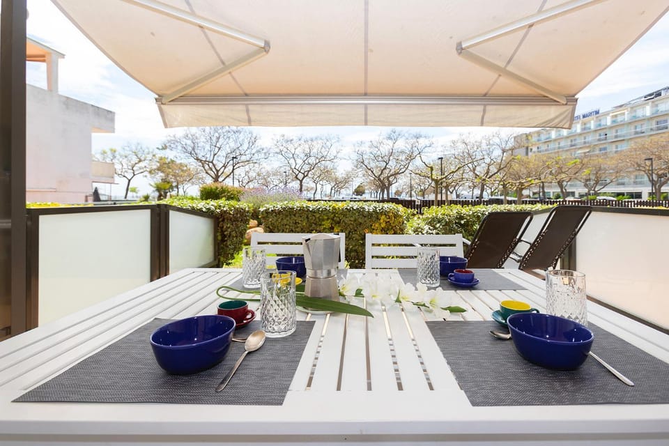 View (from property/room), Balcony/Terrace, Dining area