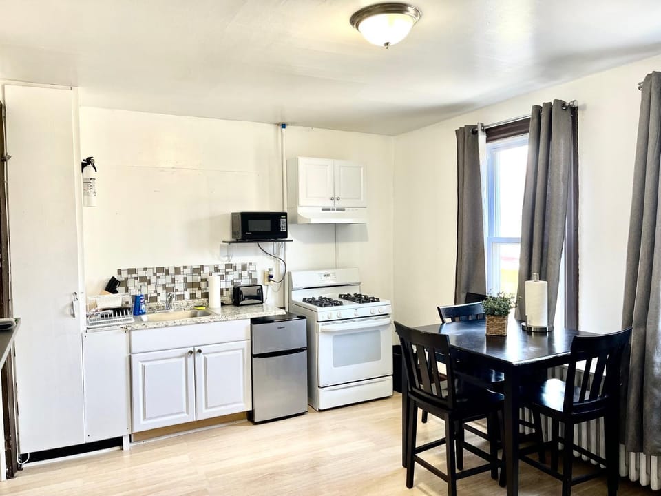 3 Bedrooms, Boardwalk Duplex Beachblock Home! House in Atlantic City