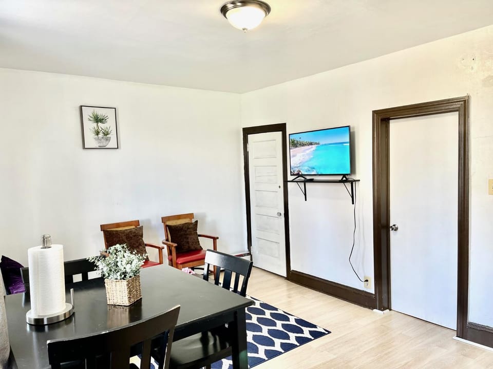 3 Bedrooms, Boardwalk Duplex Beachblock Home! House in Atlantic City