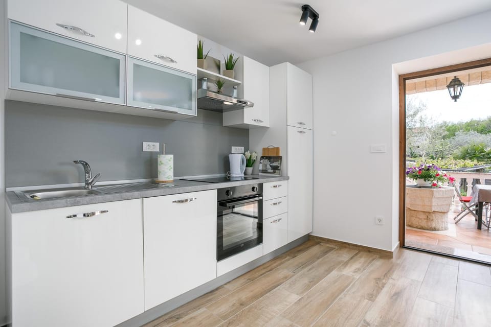 Kitchen or kitchenette, Dining area, dishwasher, pet friendly, stove