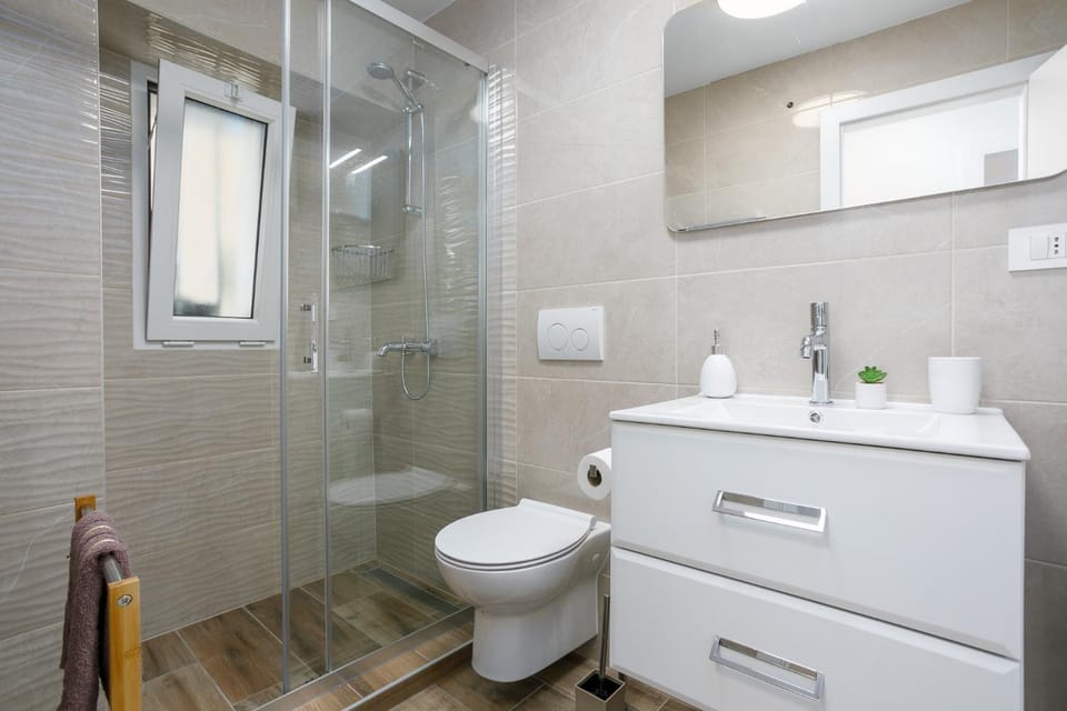Shower, Toilet, Bathroom, towels