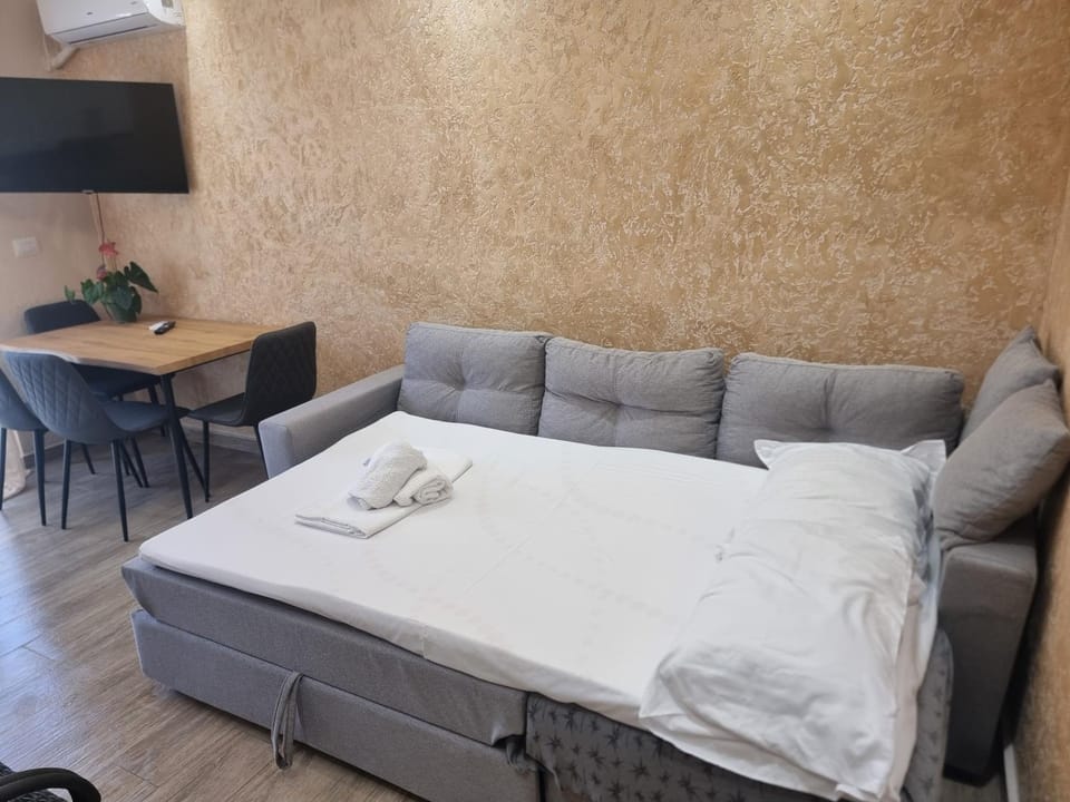 Bed, Living room, Seating area, towels