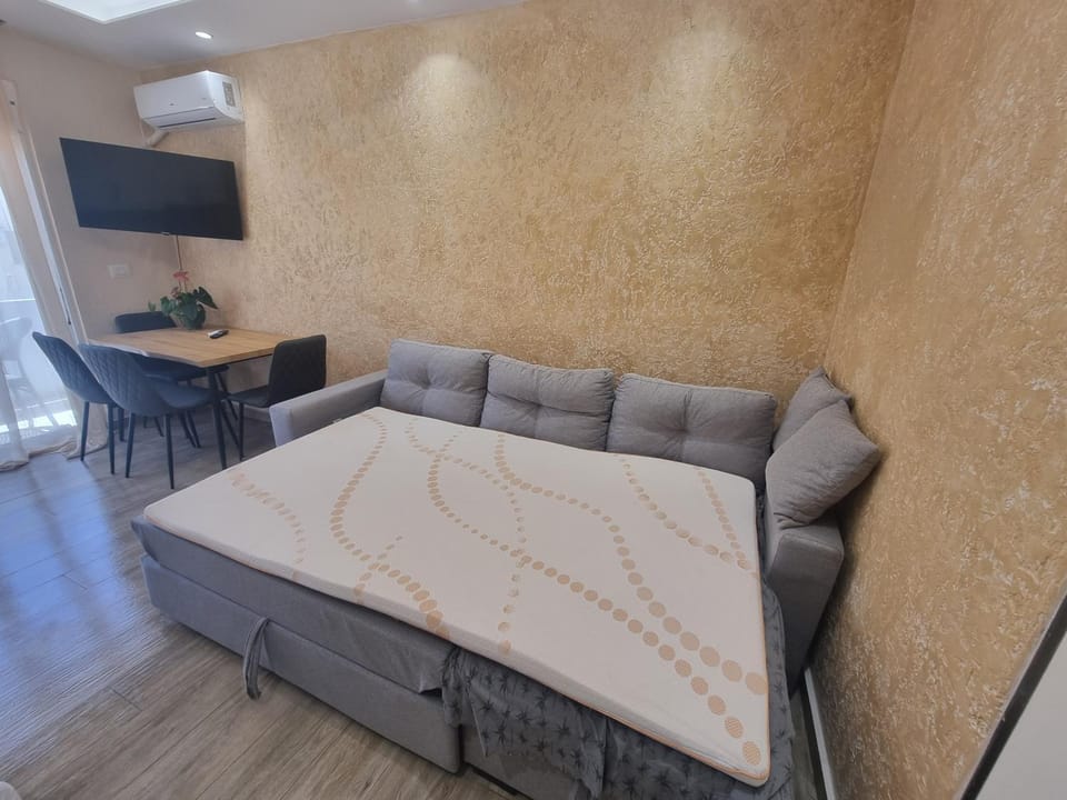 TV and multimedia, Living room, Seating area, Bedroom