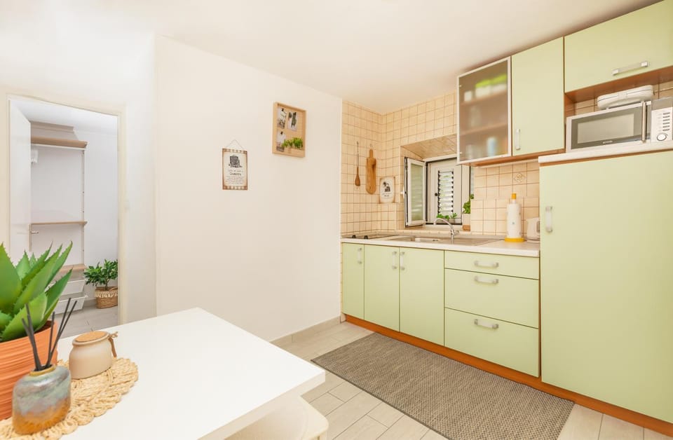 Kitchen or kitchenette, Dining area, stove