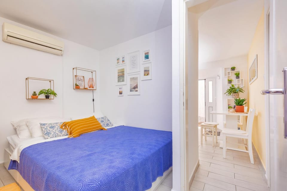 Bed, Bedroom, air conditioner