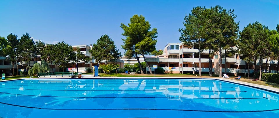 Property building, Day, Pool view, Swimming pool