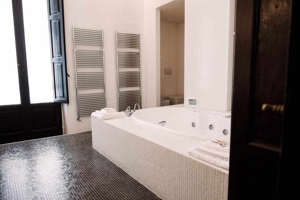 Hot Tub, Bathroom