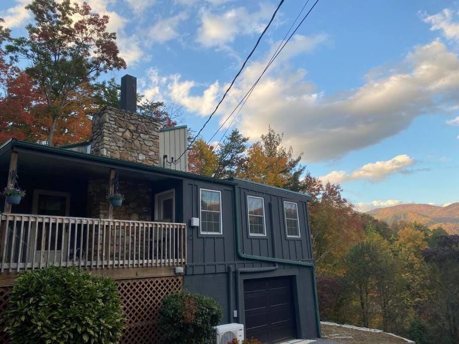 Cabin with a view in Hot Springs—walk to AT Cabin in Hot Springs
