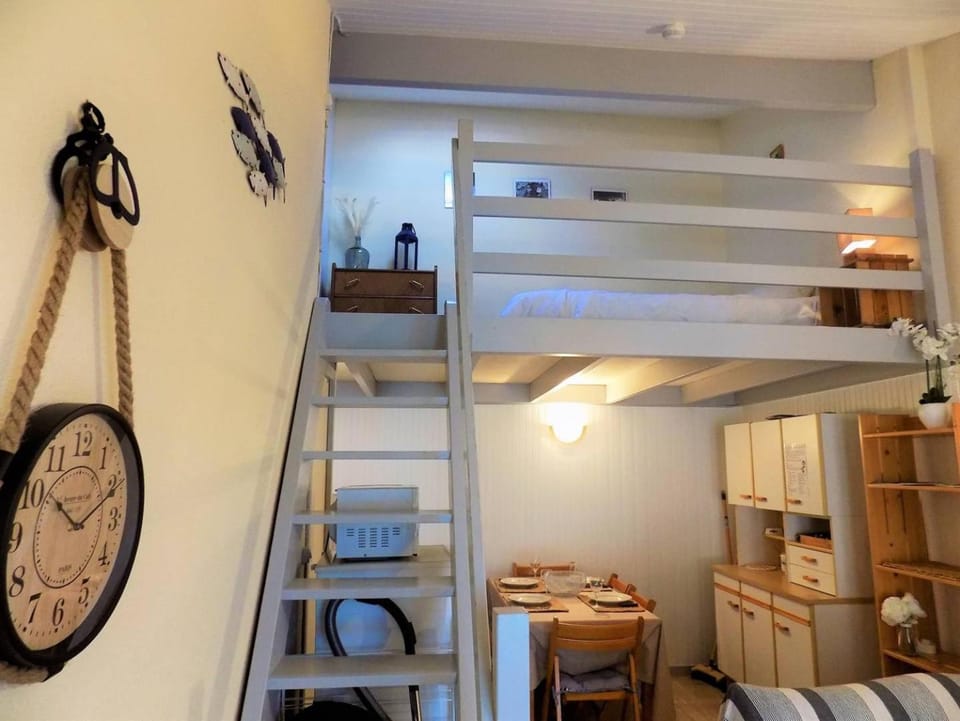 Kitchen or kitchenette, Decorative detail, Dining area, hair dresser