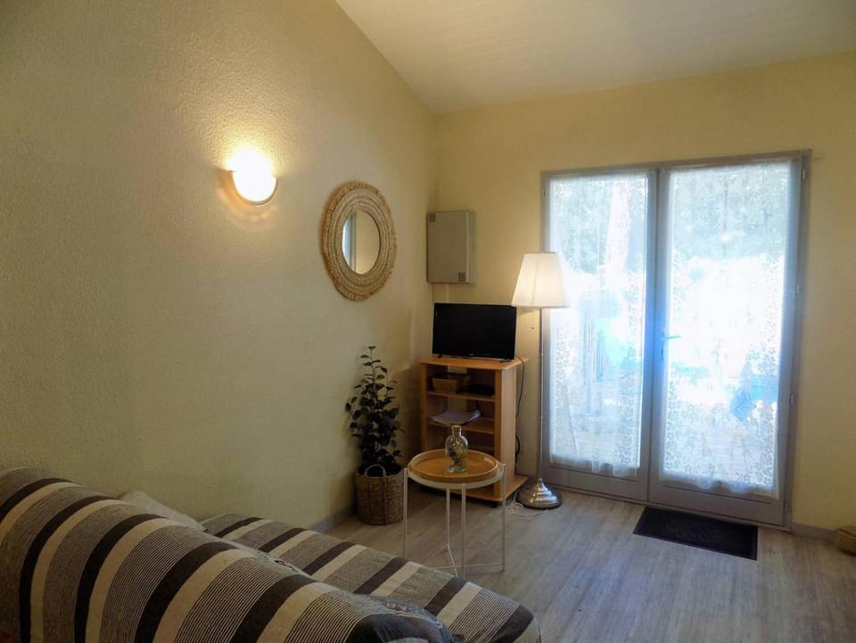 TV and multimedia, Living room, Decorative detail, Seating area, hair dresser