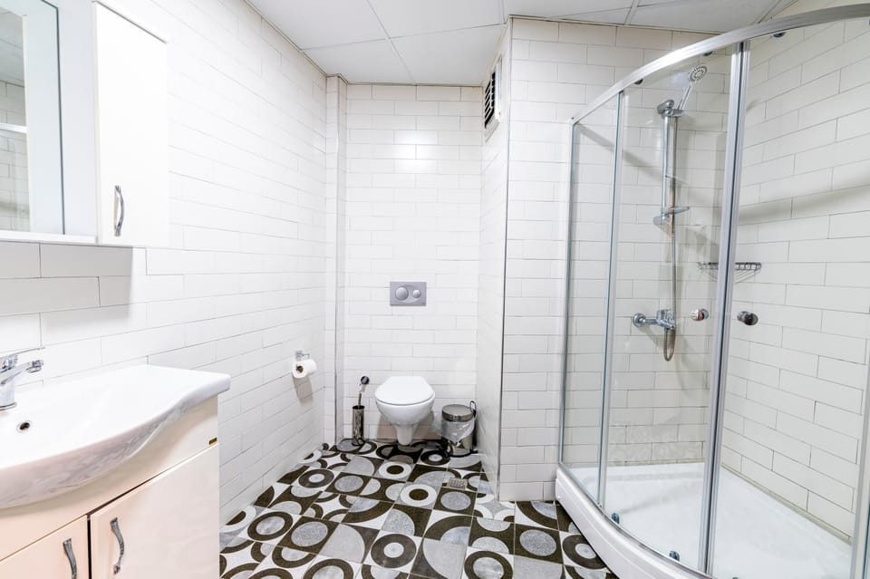 Shower, Toilet, Bathroom, towels