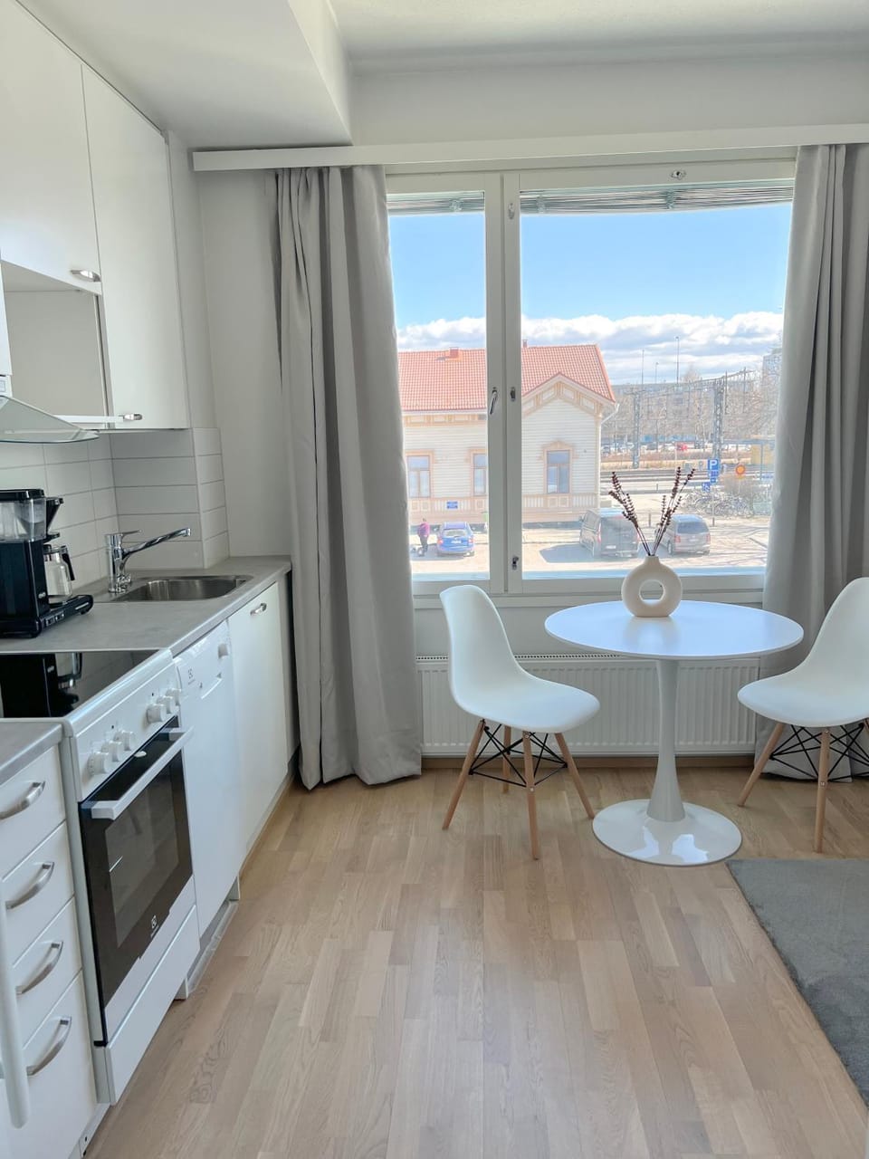 Kitchen or kitchenette, Dining area