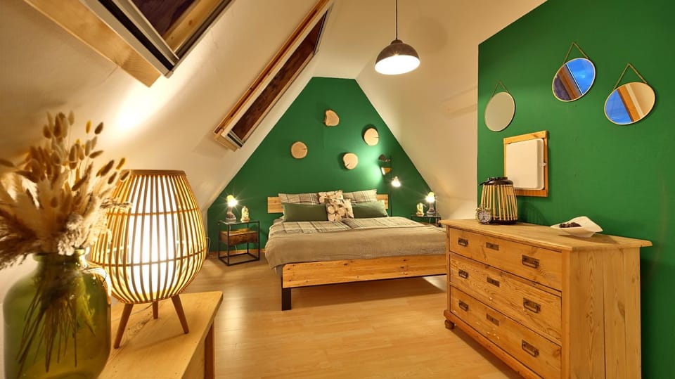 Bed, Photo of the whole room, Bedroom