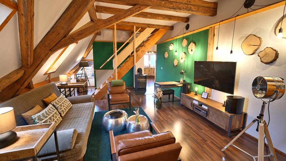 TV and multimedia, Living room, Seating area, Evening entertainment