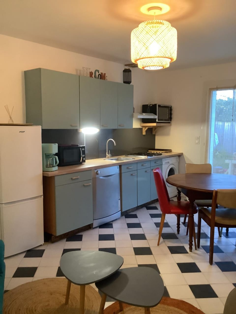 Kitchen or kitchenette, Dining area