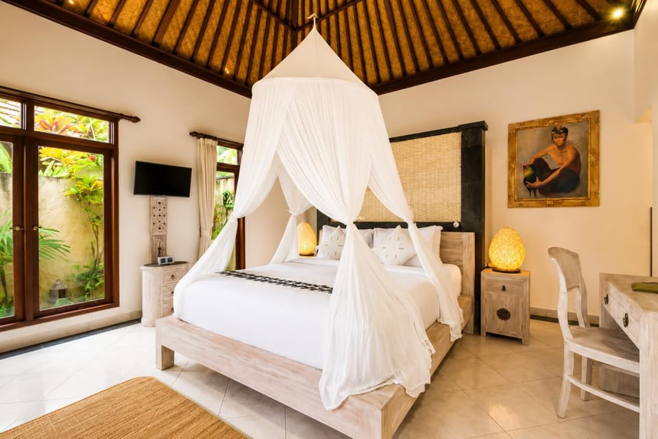 Bed, TV and multimedia, Bedroom