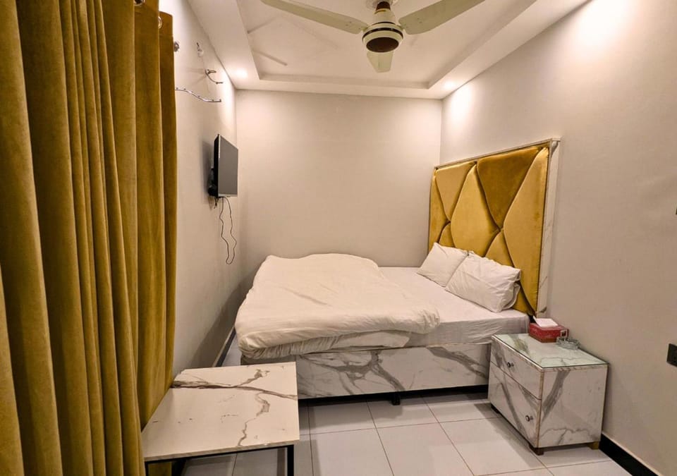 Bed, TV and multimedia, Bedroom