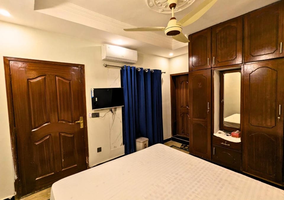 Bed, TV and multimedia, wardrobe, air conditioner
