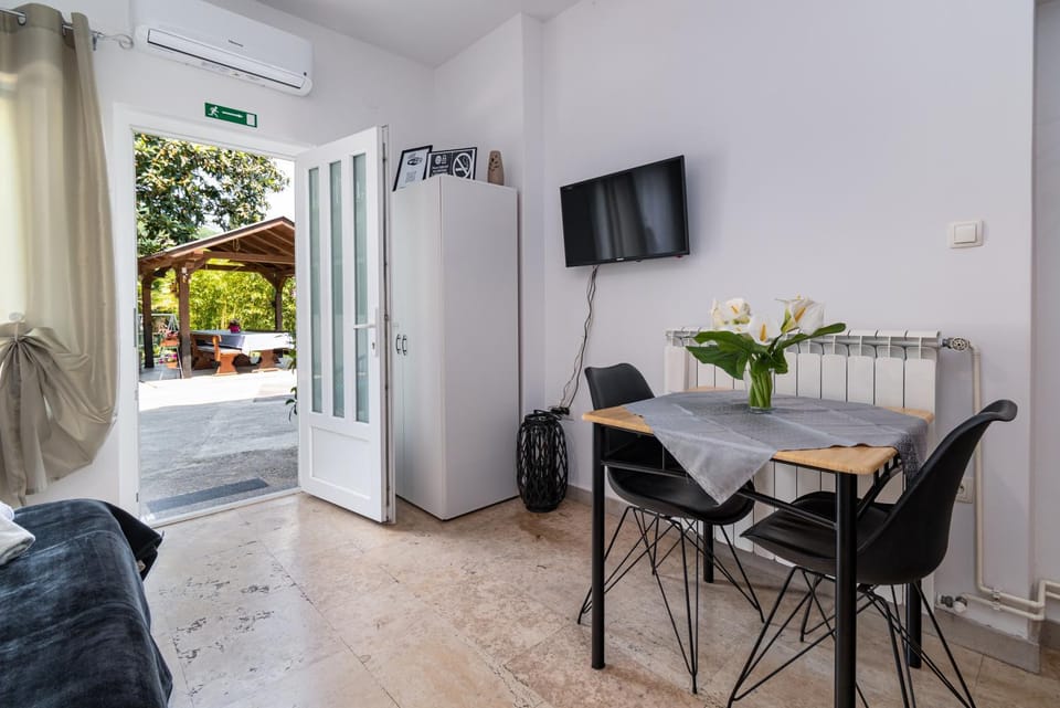 Communal lounge/ TV room, TV and multimedia, air conditioner
